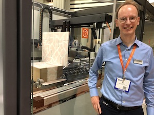 < p > Bas van Steenoven,全球营销主管Quadient自动化包装解决方案包装,展示了500年Impack cartonization紧凑的解决方案保证每小时生产500 fit-to-size包。< / p >