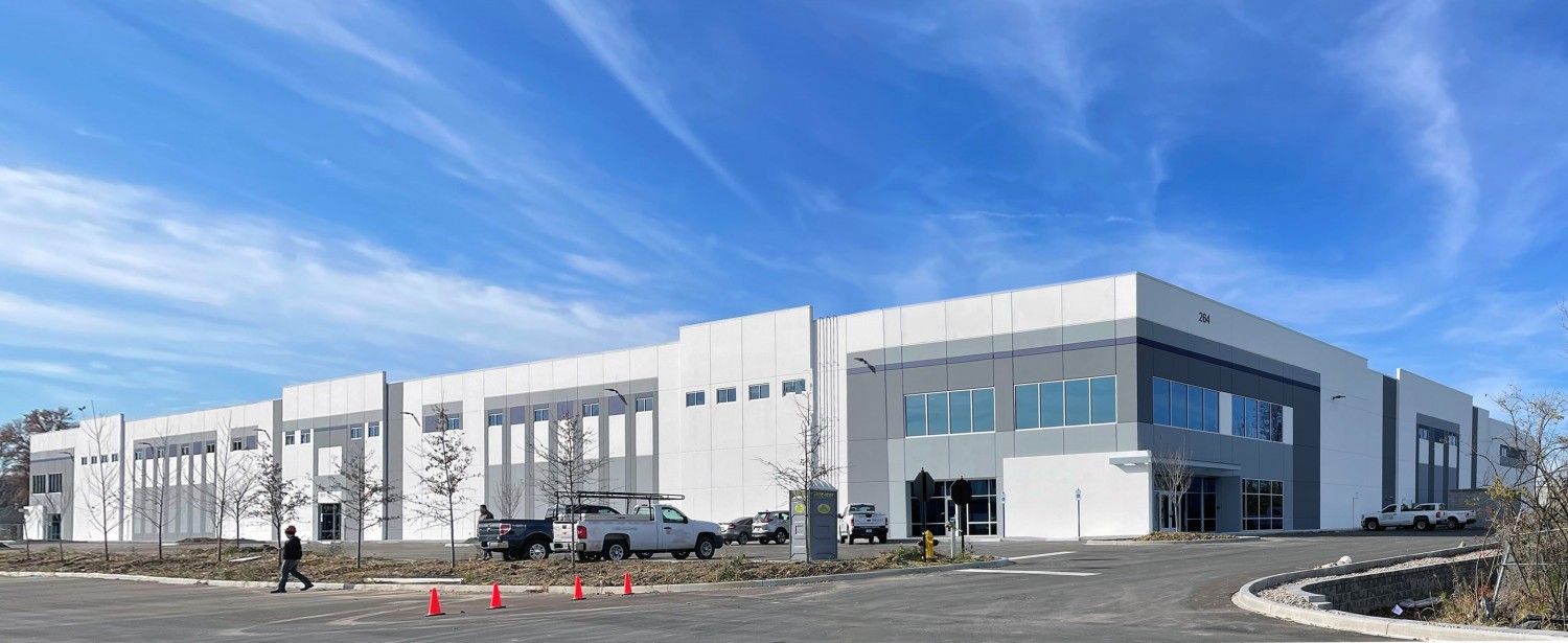 新工厂位于路易斯维尔的埃勒大道264号，靠近UPS世界港和路易斯维尔国际机场