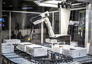 <p>KNAPP和Covariant介绍了<br />最新的工业级订单采摘机器人