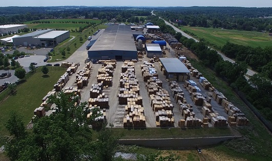 The Rock的托盘制造业务位于一个最先进的30万平方英尺的设施中，每月生产超过50万个新托盘