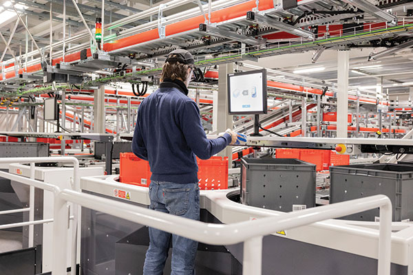 在德国工装制造商恩格尔伯特·施特劳斯，TGW建立了一个综合生产中心和配送中心，具有向在线客户和商店发货的订单挑选能力