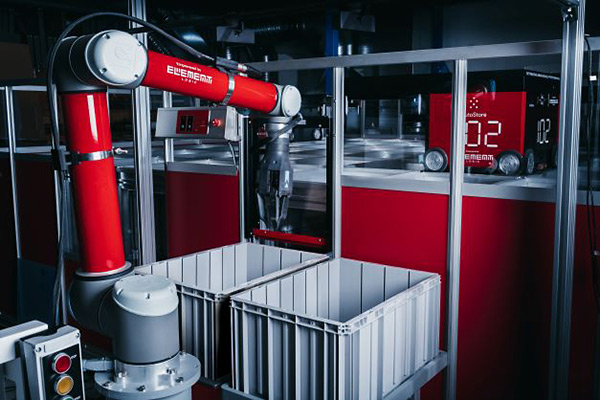 Through joint efforts, Element Logic introduced the eOperator, which enables automated handling of goods stored in AutoStore via RightPick core robotic picking technology.