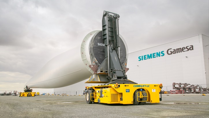 The Combi-LC, designed in collaboration with Siemens Gamesa, allows for safe and efficient movement of wind turbine blades and towers, some at 115 meters in length and weighing around 70 tons, through production stages and on to storage locations.