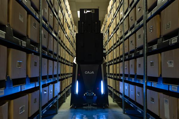 A Caja “lift” robot.