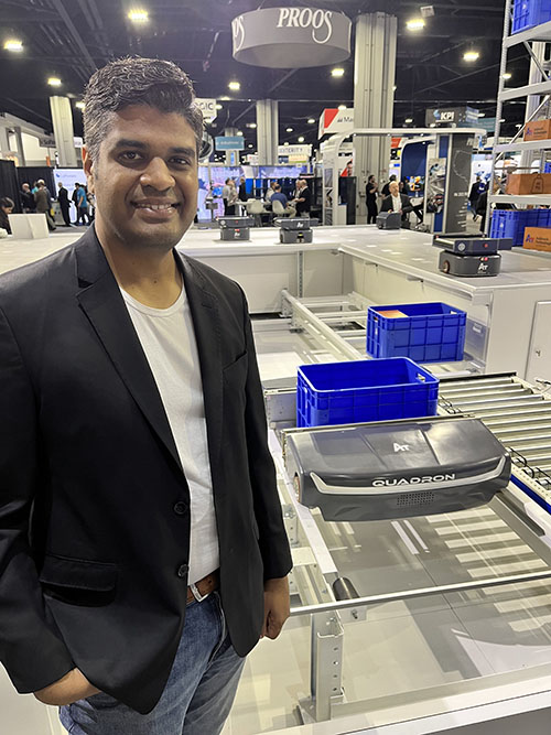 Addverb的首席营收官斯里拉姆•斯里达尔(Sriram Sridhar)正在演示该公司的一些机器人和自动化技术。